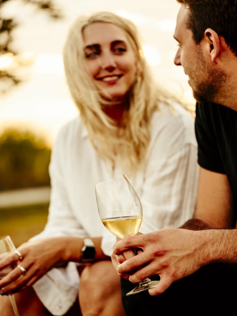 Paar genießt ein Glas Wein