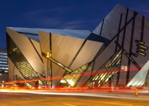 Museum ROM in Toronto bei Nacht entworfen von Daniel Libeskind