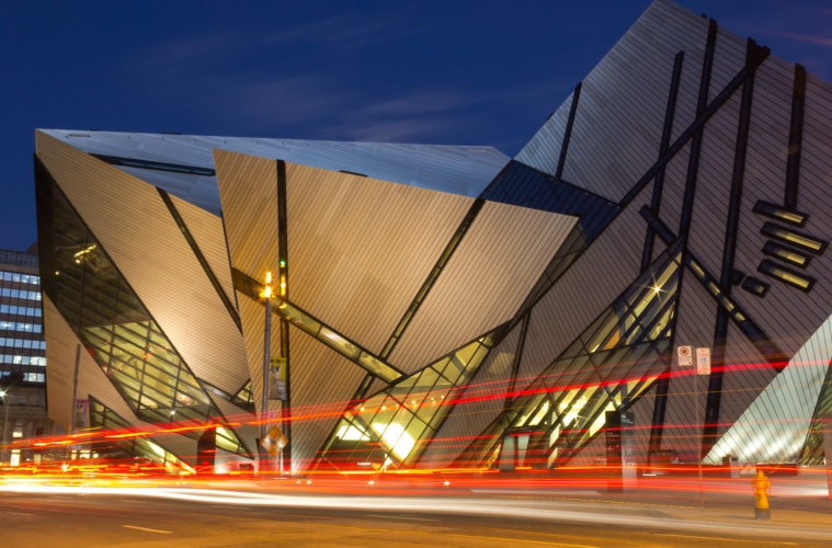 Museum ROM in Toronto bei Nacht entworfen von Daniel Libeskind