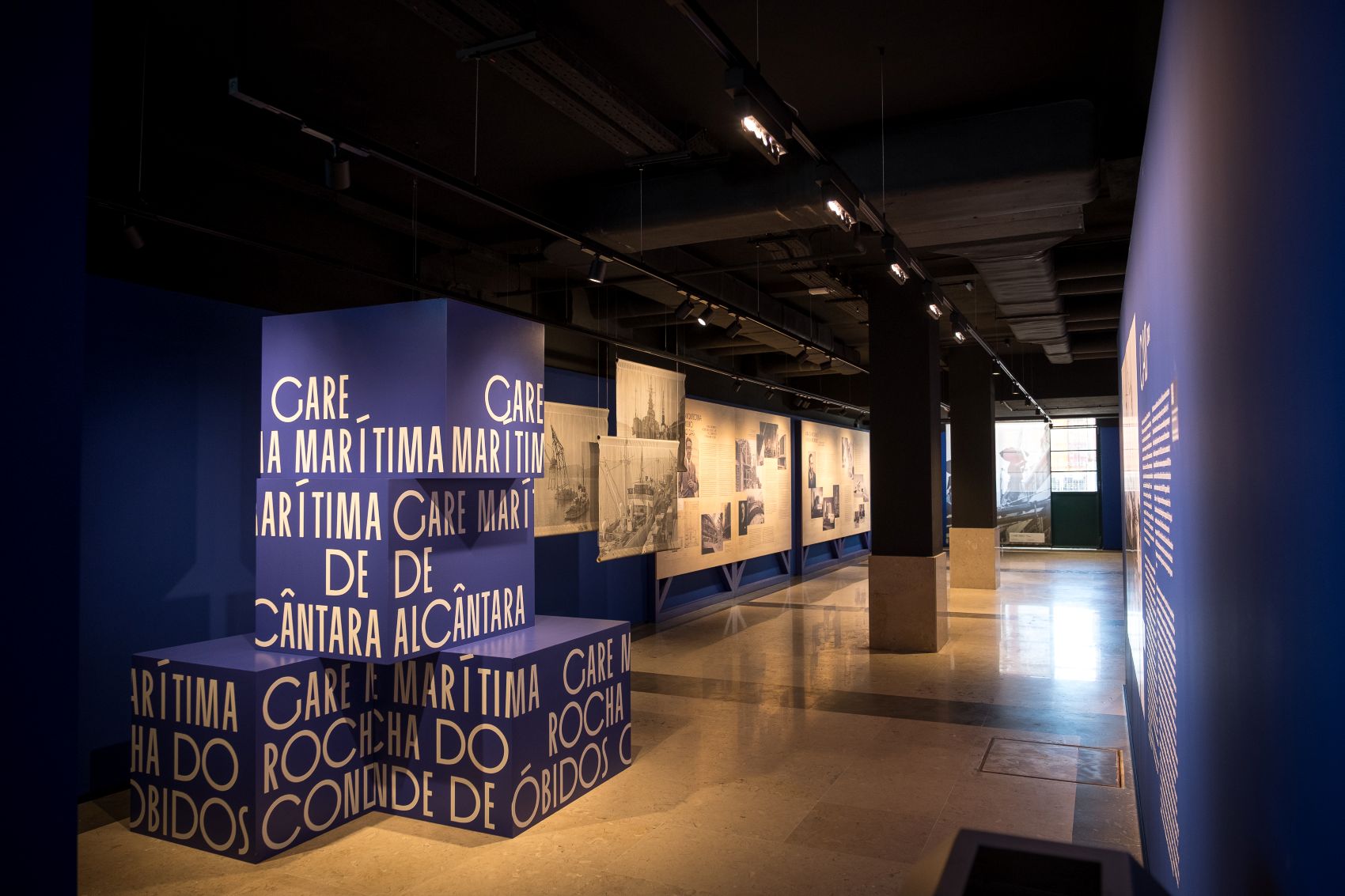 Ausstellungsraum im Centro Interpretativo Murais de Almada nas Gares Marítimas in Lissabon