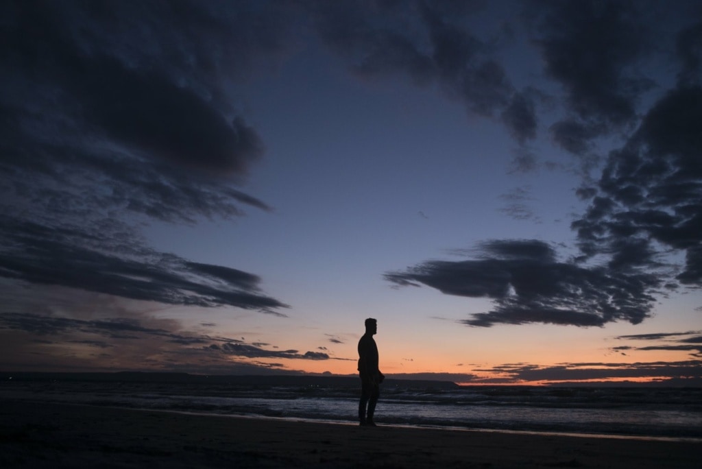 Mann beim Sunset am Bruce Peninsula in Ontario
