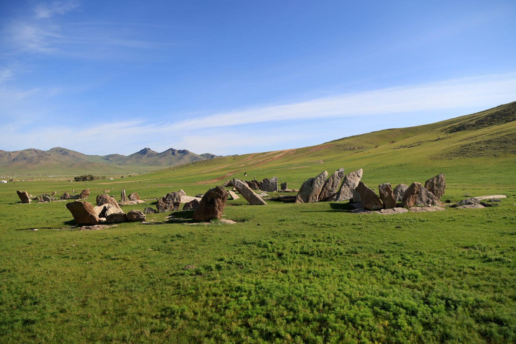 Hirschdenkmäler und quadratische Gräber von Temeen Chuluu, Mongolei