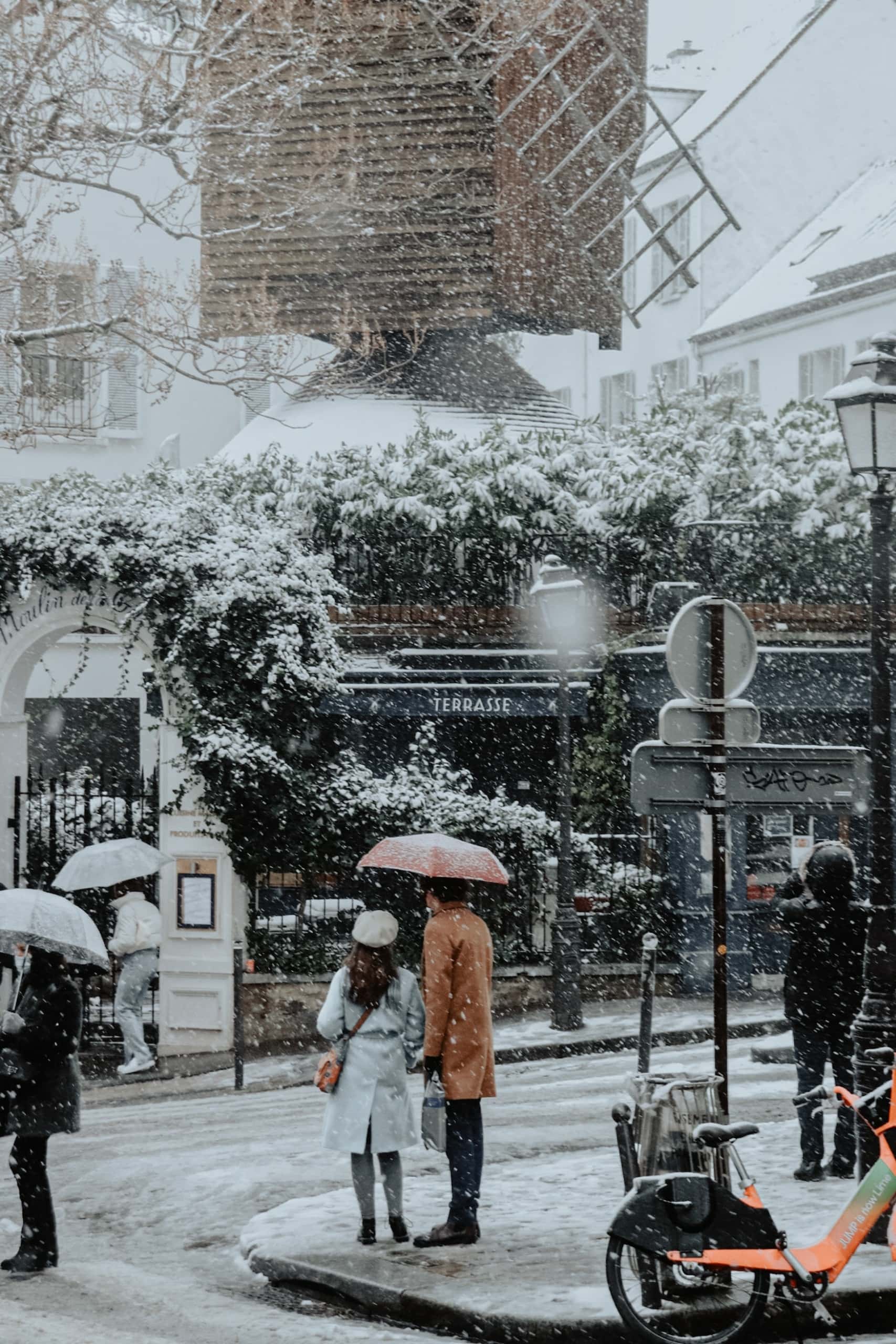 Pärchen in London im Schnee