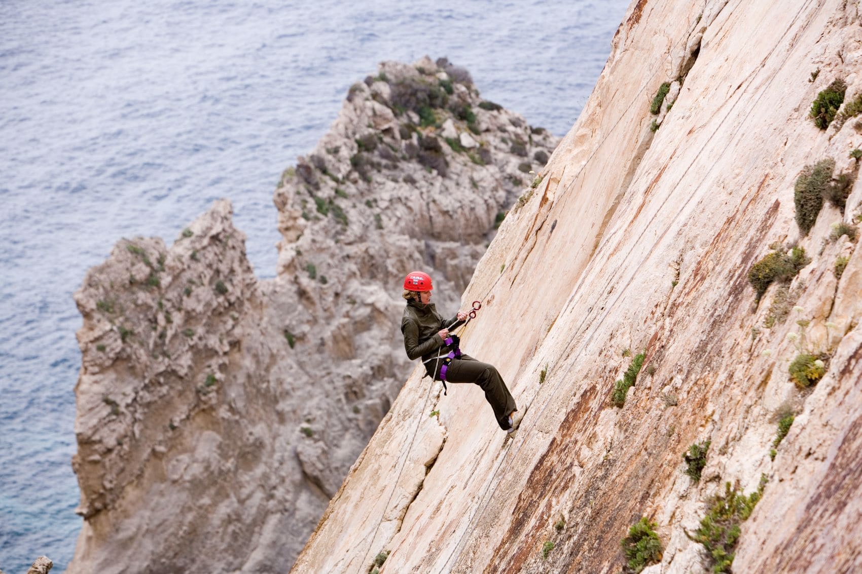 Klettern auf Malta: Frau beim Abseilen