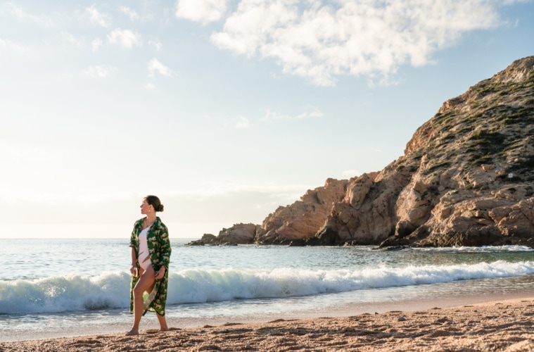 Person spaziert am Santa Maria Beach in Los Cabos, Mexiko