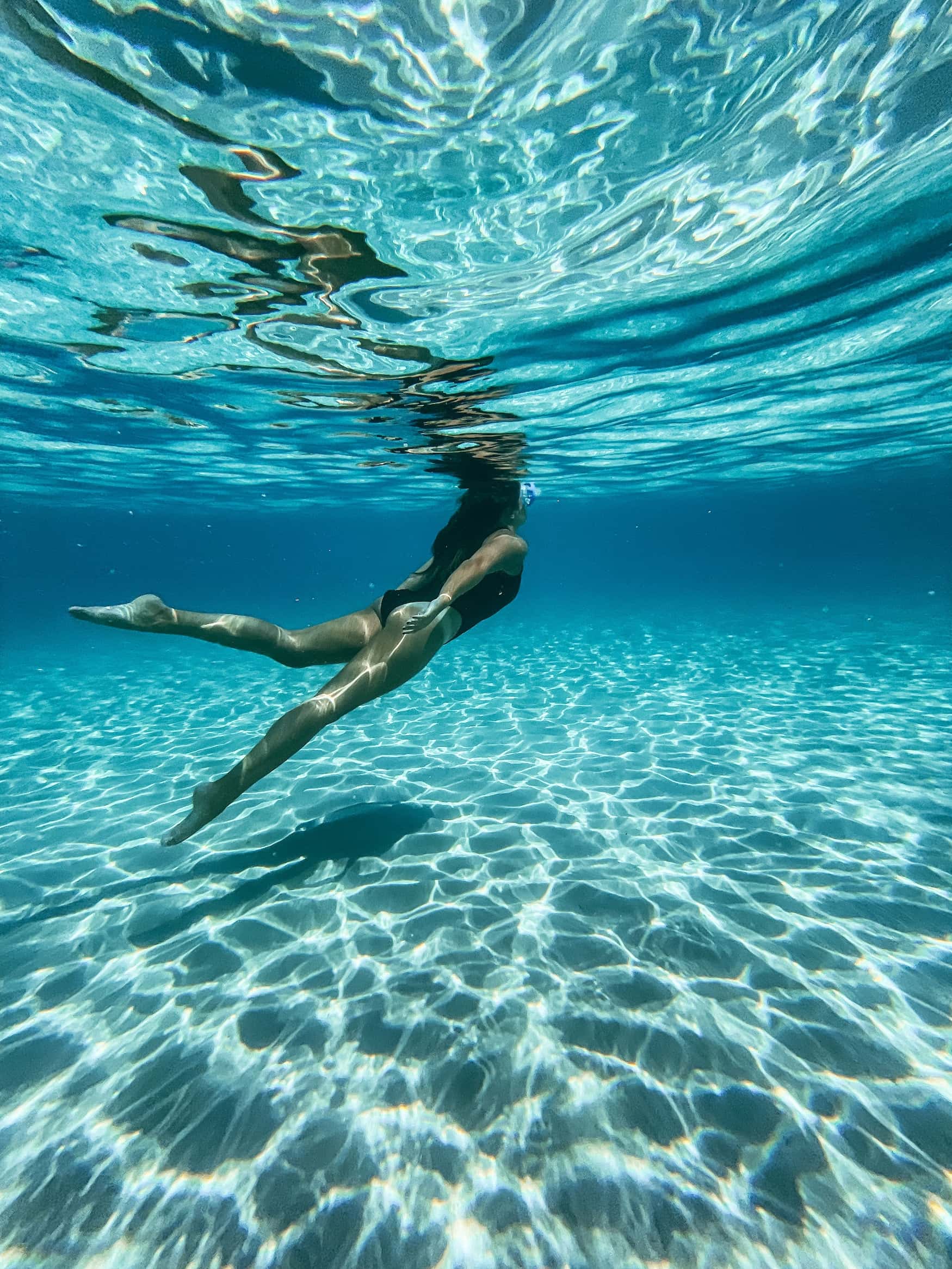 Frau unter Wasser in Mallorca