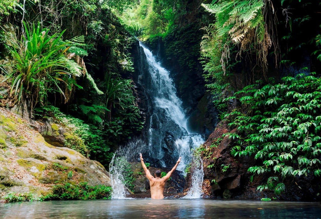 Mann vor Wasserfall Woonoongoora