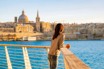 Frau blickt auf das Panorama von Valletta, Malta