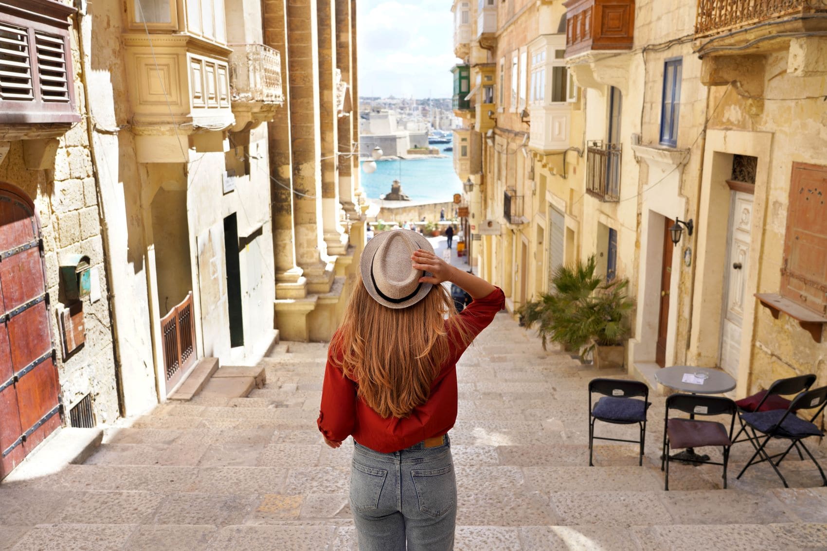 Frau mit Hut in Gasse in Valletta