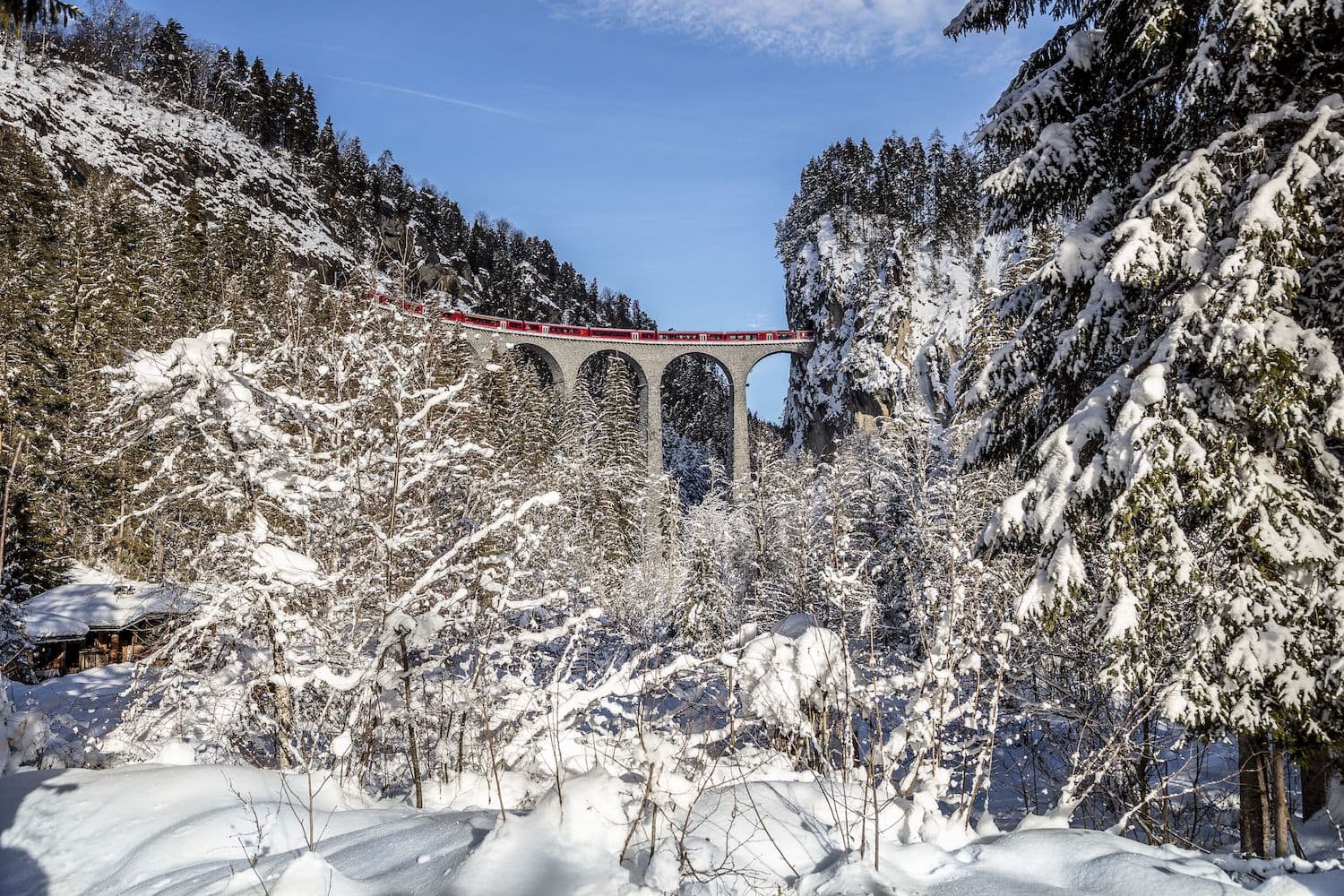 Interregio auf dem Landwasserviadukt im Winter mit Schnee