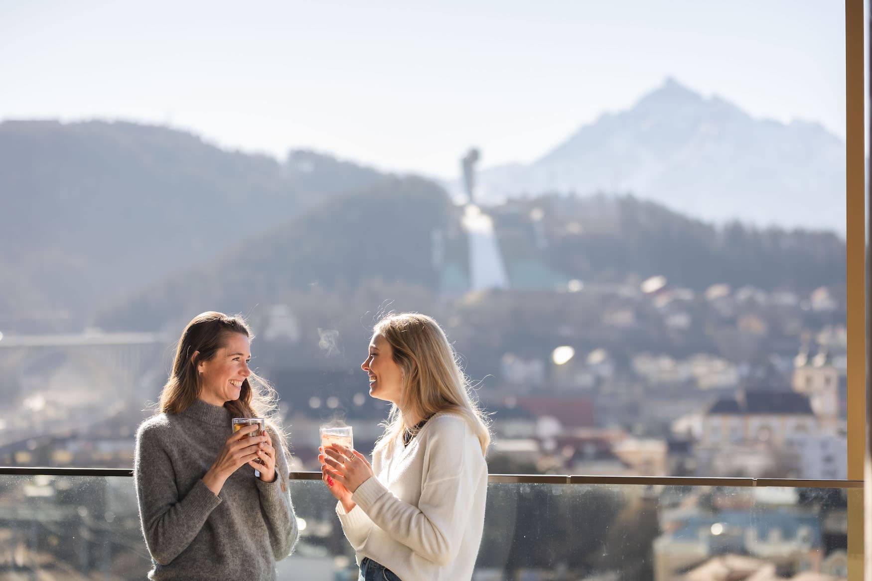 Frauen auf Balkon in Innsbruck