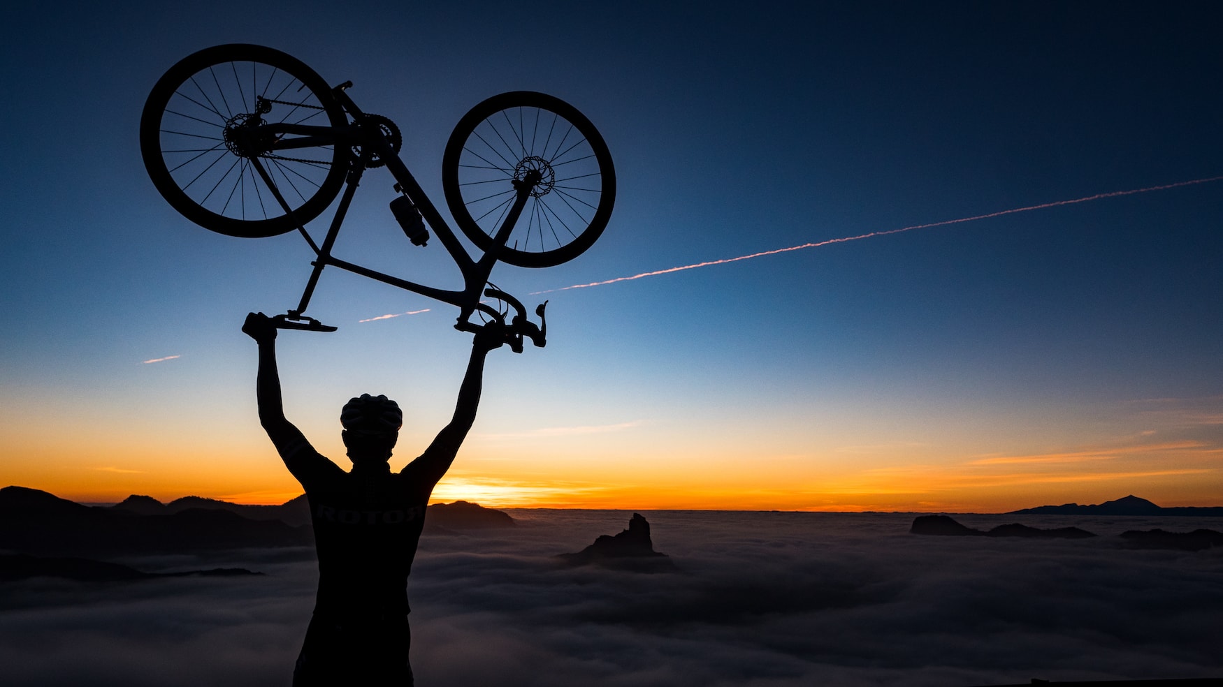 Fahrradfahrer auf Teneriffa im Sonnenuntergang