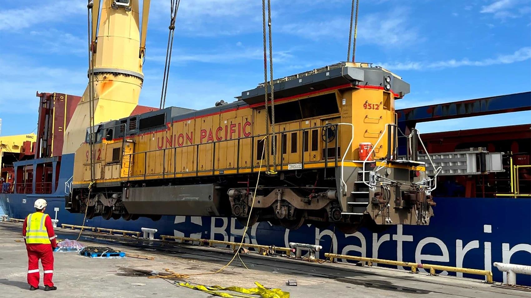 Lokomotive der Union Pacific wird von einem Kran hochgezogen 