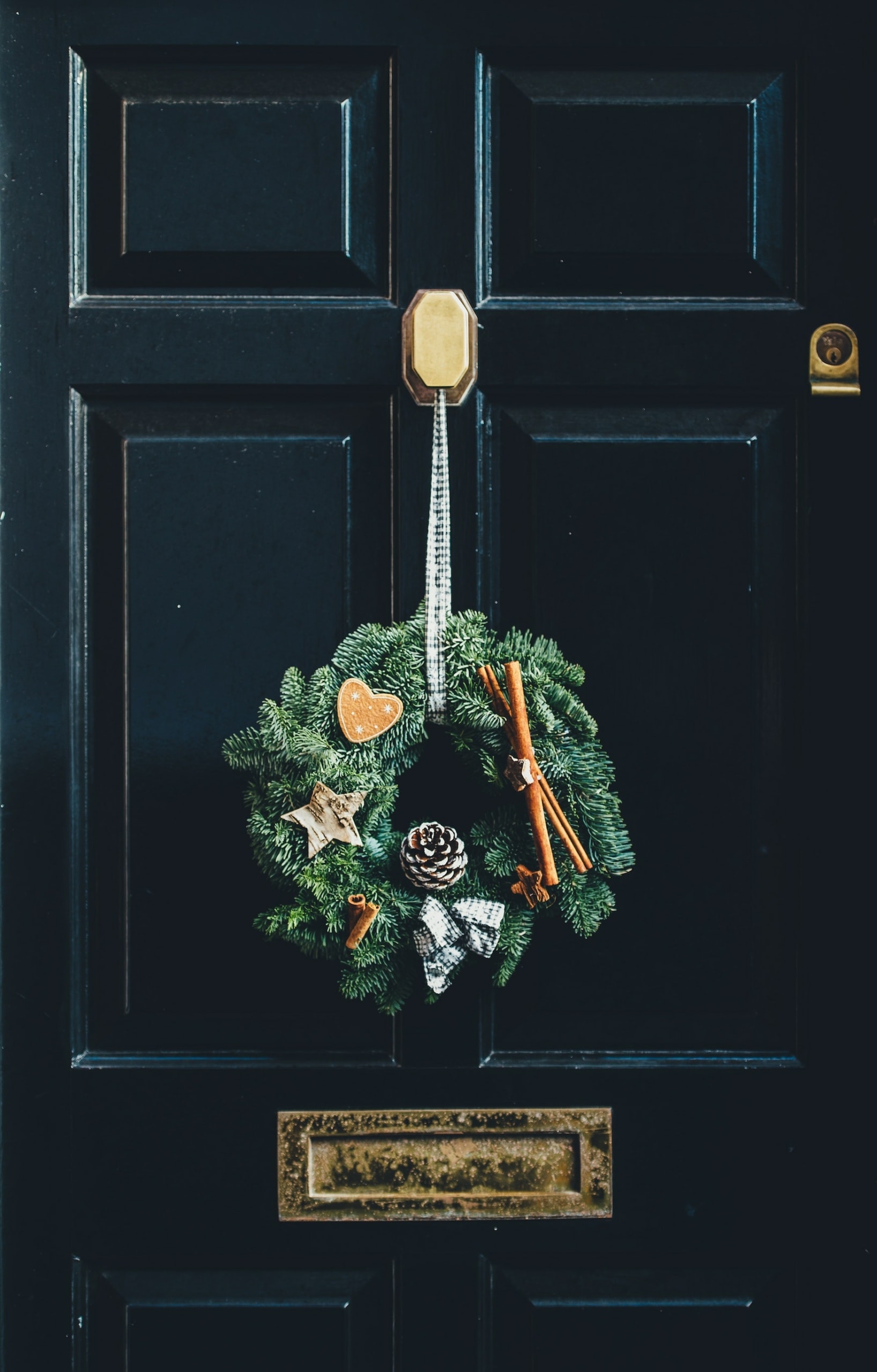 Dekoration an der Haustür für Weihnachten
