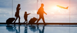 Silhouette einer Familie im Flughafen