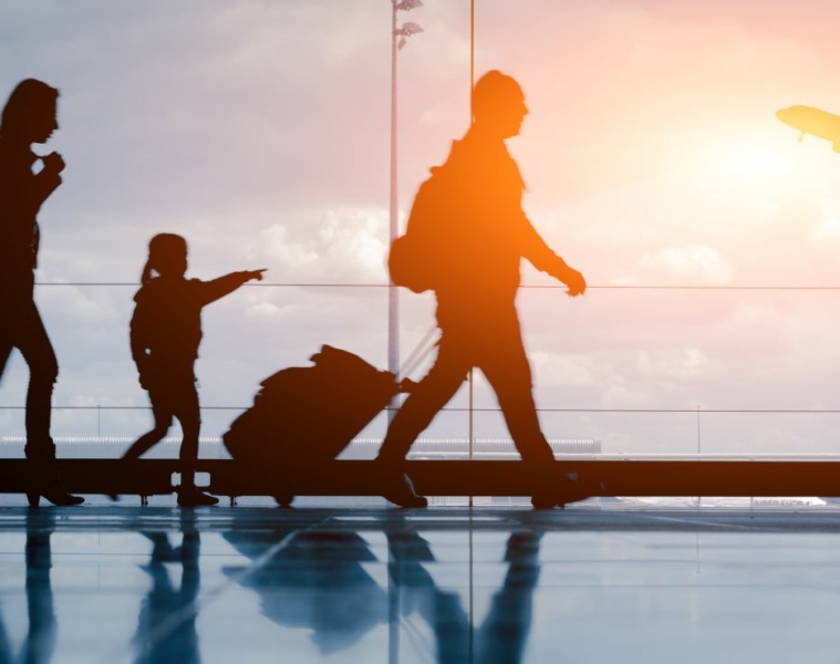 Silhouette einer Familie im Flughafen