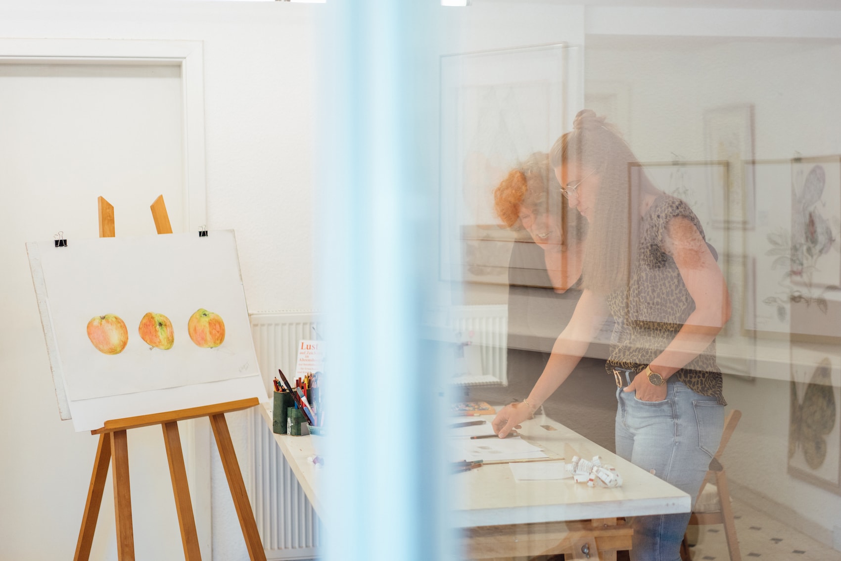 »Ich wünschte, ich könnte malen!« Nana Vossen in Ahrenshoop hilft dabei gern. I Foto: TMV/Petermann