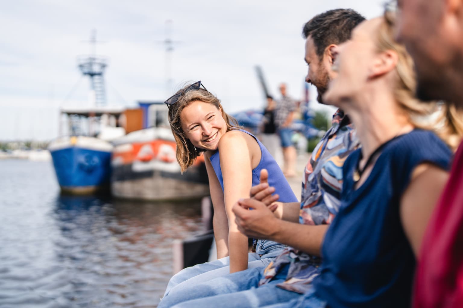 Entspanntes sitzen mit Freunden an der Hafenkante im Stadthafen von Rostock