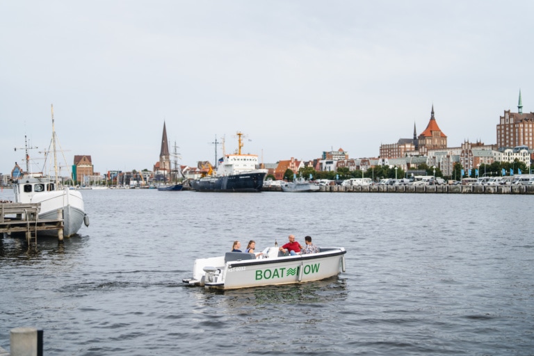 Mit dem Motorboot von Boat Now den Stadthafen von Rostock erkunden