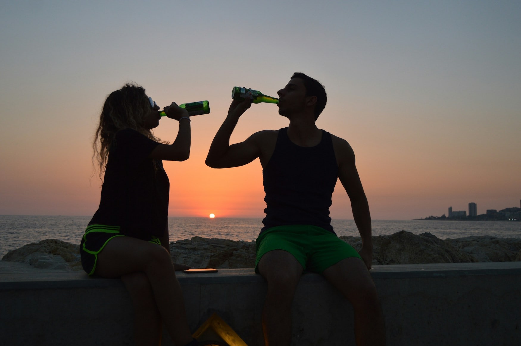 Paar trinkt Bier am Strand in Kroatien