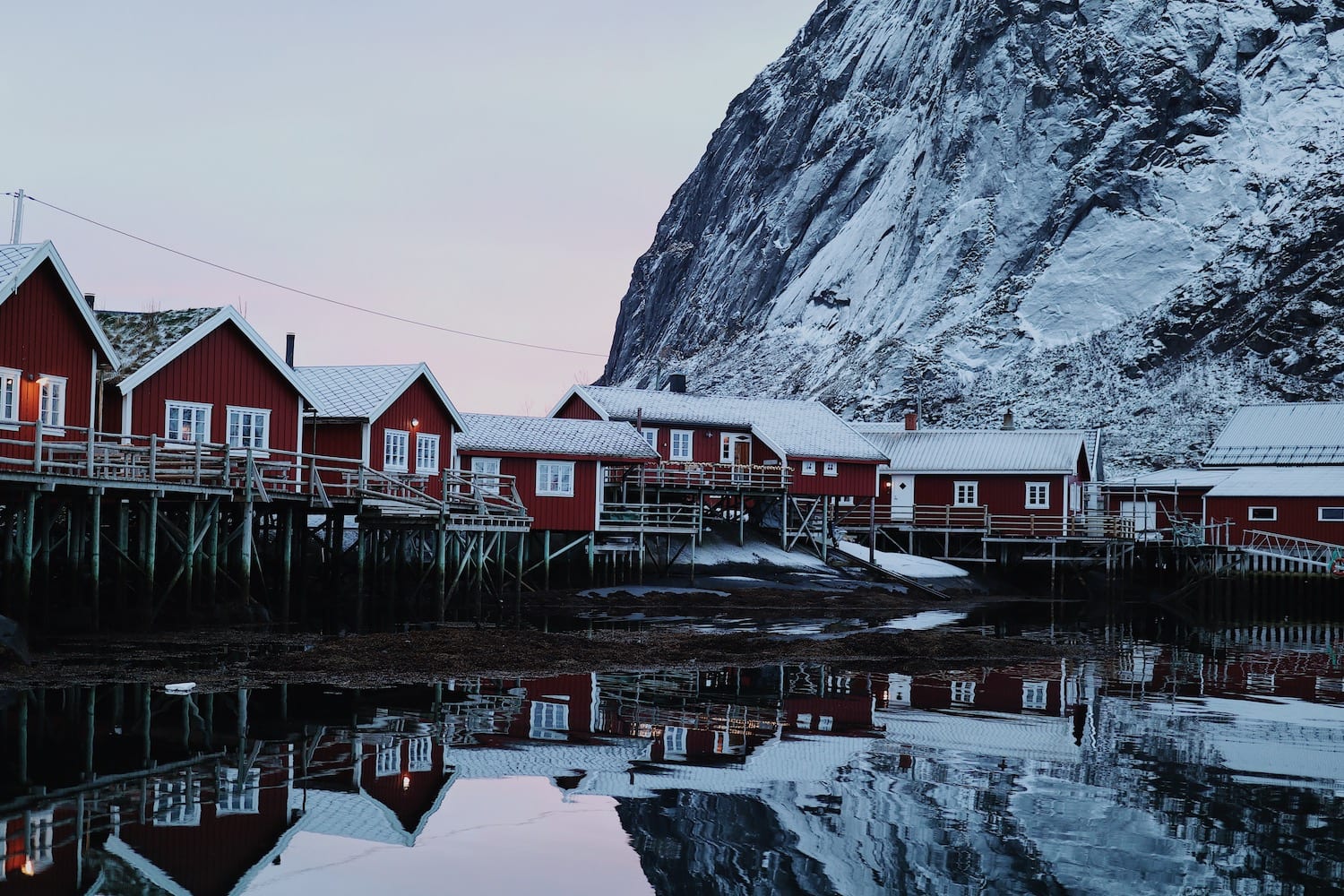 rote Häuser am Wasser auf den Lofoten in Norwegen