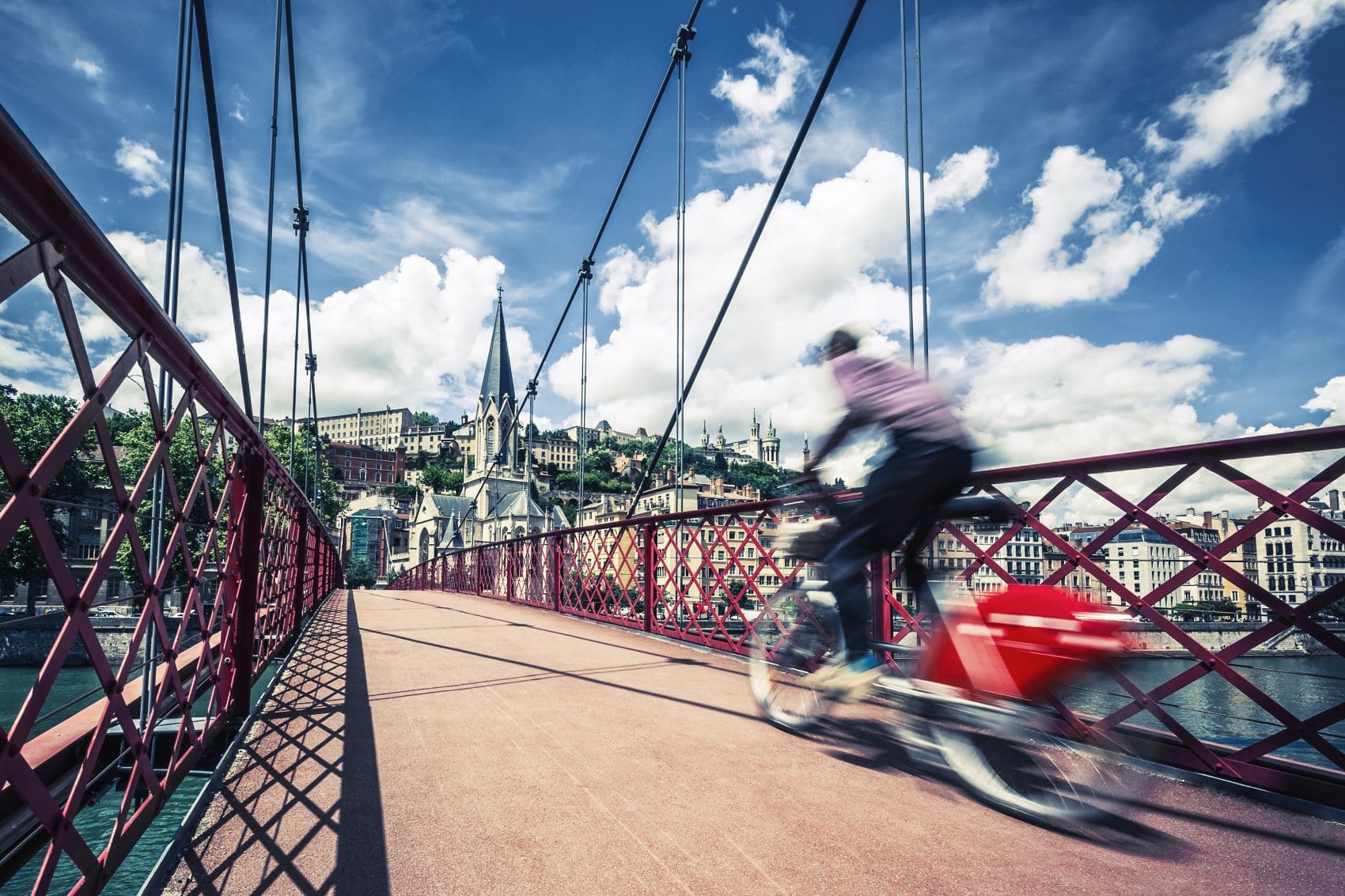 Fahrradfahrer fährt über Brücke in Lyon