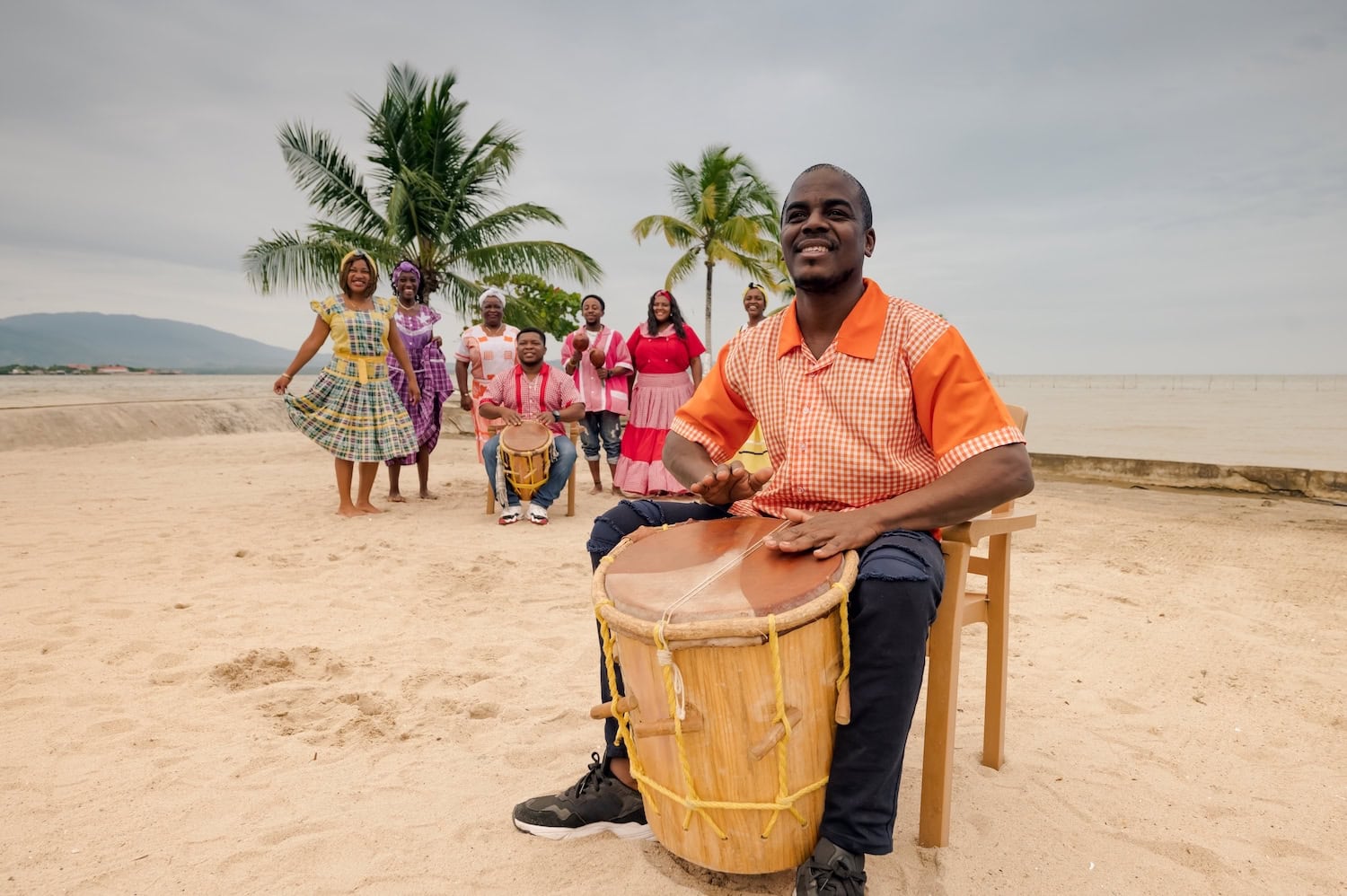 Mann der Garifuna trommelt am Strand von Honduras