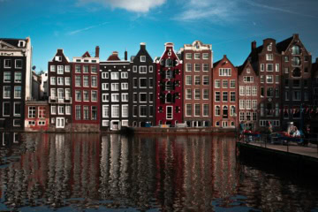 Straßenzug am Kanal in Amsterdam