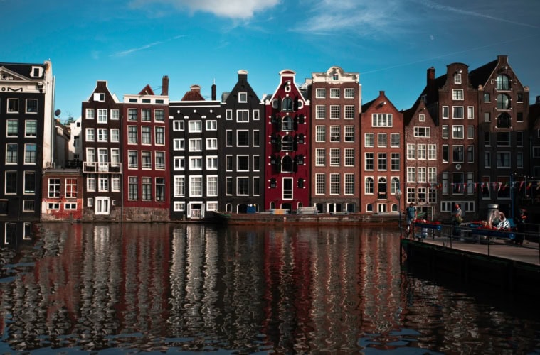 Straßenzug am Kanal in Amsterdam