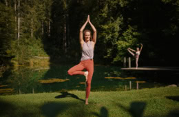 Frau macht Yoga im Biohotel Der Daberer, einem perfekten Hotel für Alleinreisende