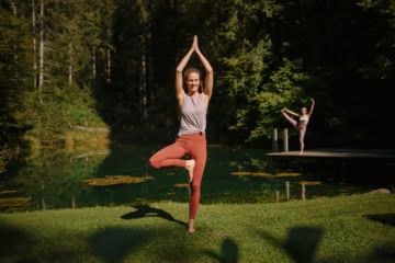 Frau macht Yoga im Biohotel Der Daberer, einem perfekten Hotel für Alleinreisende