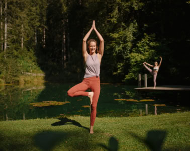 Frau macht Yoga im Biohotel Der Daberer, einem perfekten Hotel für Alleinreisende