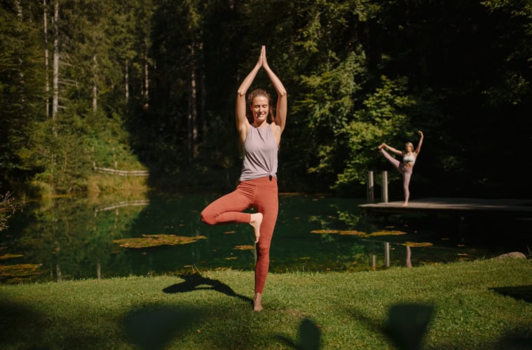 Frau macht Yoga im Biohotel Der Daberer, einem perfekten Hotel für Alleinreisende