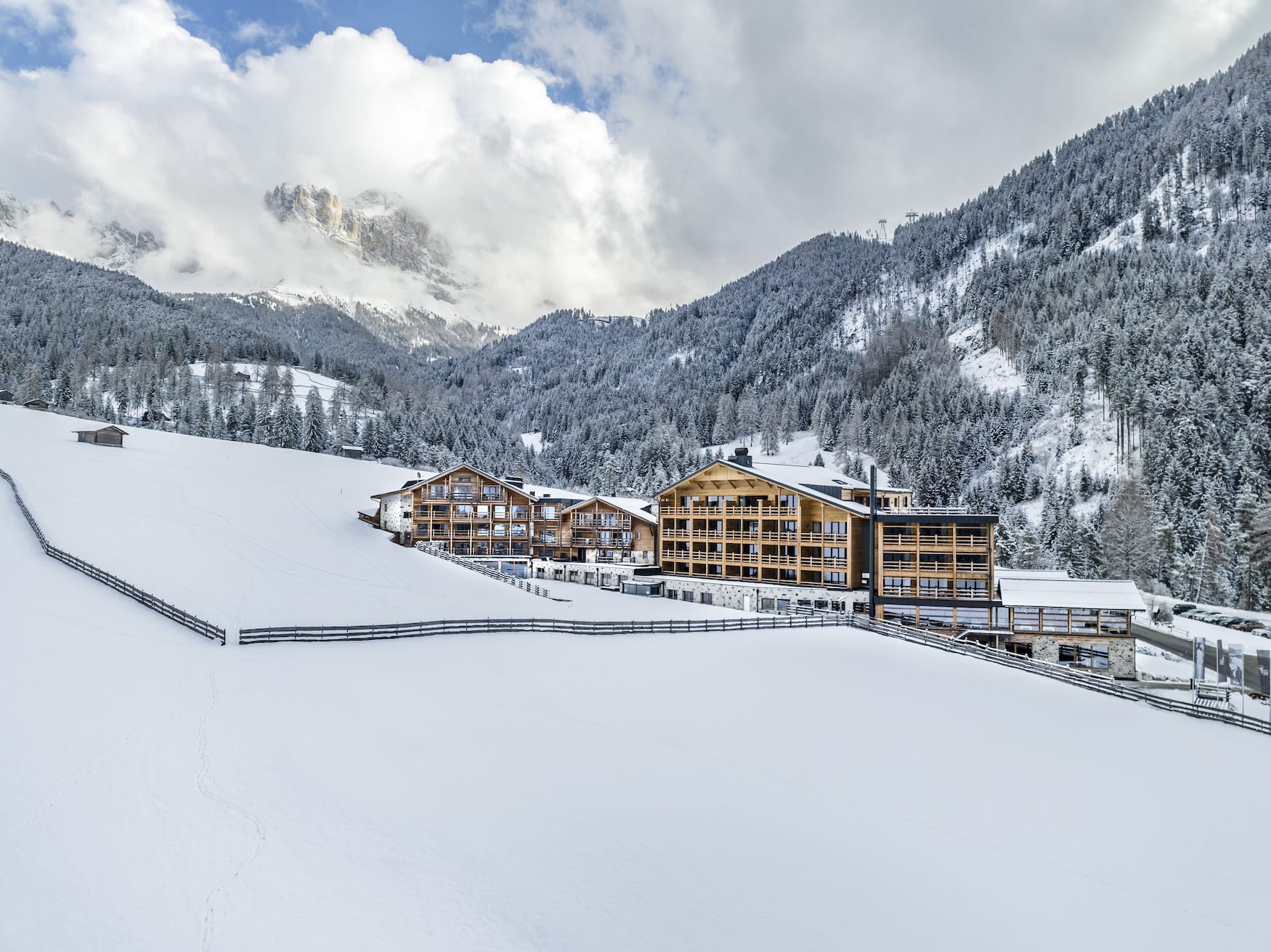 Hotel im Winter in den Alpen