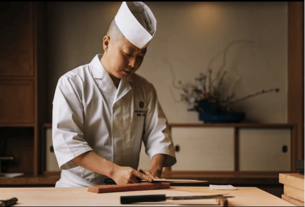 Chefkoch Masaki Saito schneidet etwas in dem gleichnamigen Restaurant in Toronto