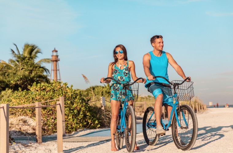 Paar am Strand mit Fahrrad in Florida