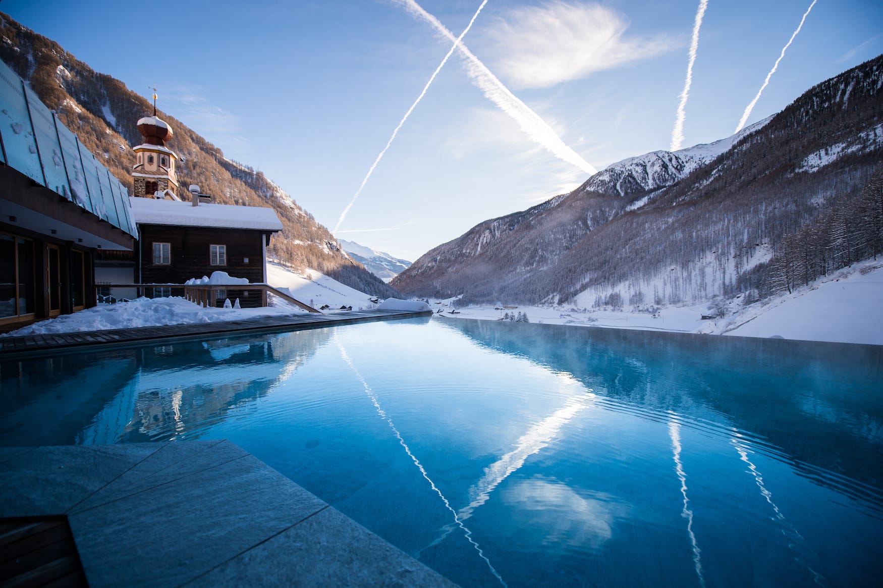 Hotelpool im Tonzhaus im Winter in den Alpen
