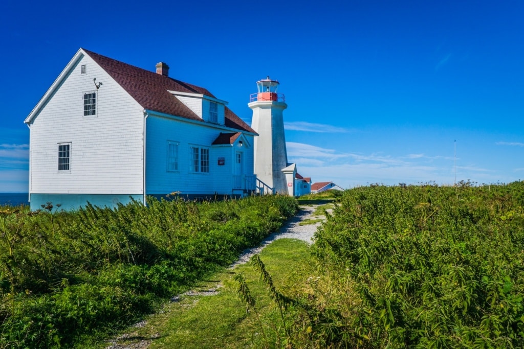 Leuchtturm und Leuchtturmwärterhaus auf der Ile aux Perroquets, einer Insel des Mingan-Archipels in der Region Cote Nord in Quebec (Kanada)