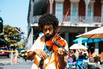 Mann mit Geige in New Orleans