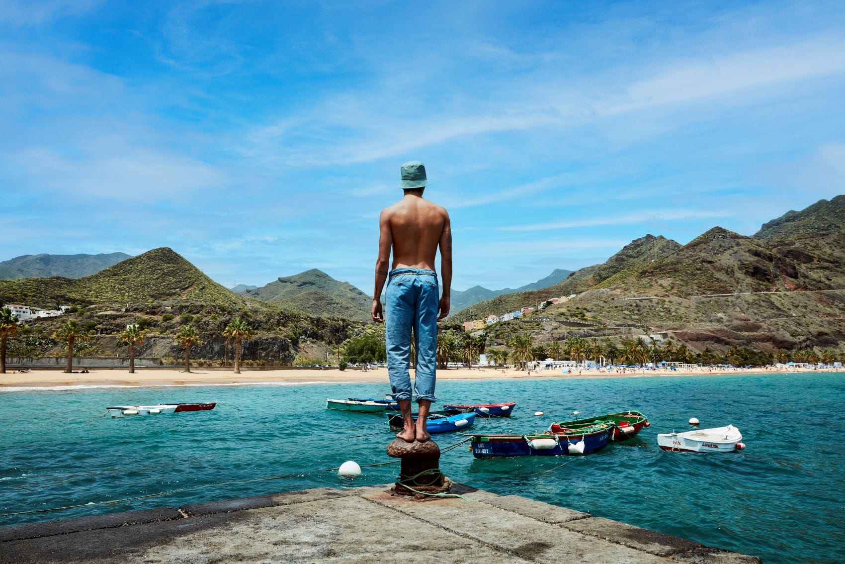 Junger Mann mit Sonnenhut am Playa de las Teresitas, Teneriffa 