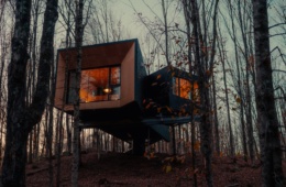 Baumhäuser von Hårtwood in einem Wald in Kanada.