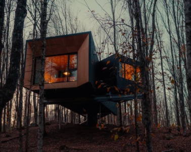 Baumhäuser von Hårtwood in einem Wald in Kanada.