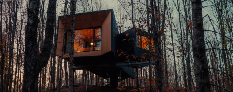 Baumhäuser von Hårtwood in einem Wald in Kanada.