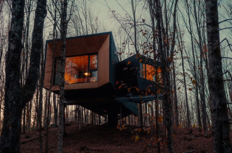 Baumhäuser von Hårtwood in einem Wald in Kanada.