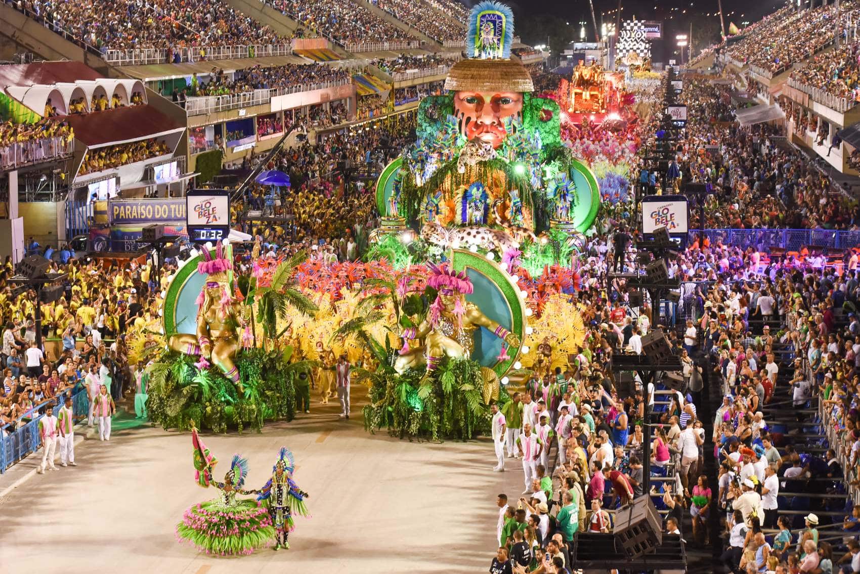 Blick auf Karnevalsfeier und Umzug im Sambodromo, Rio de Janeiro 