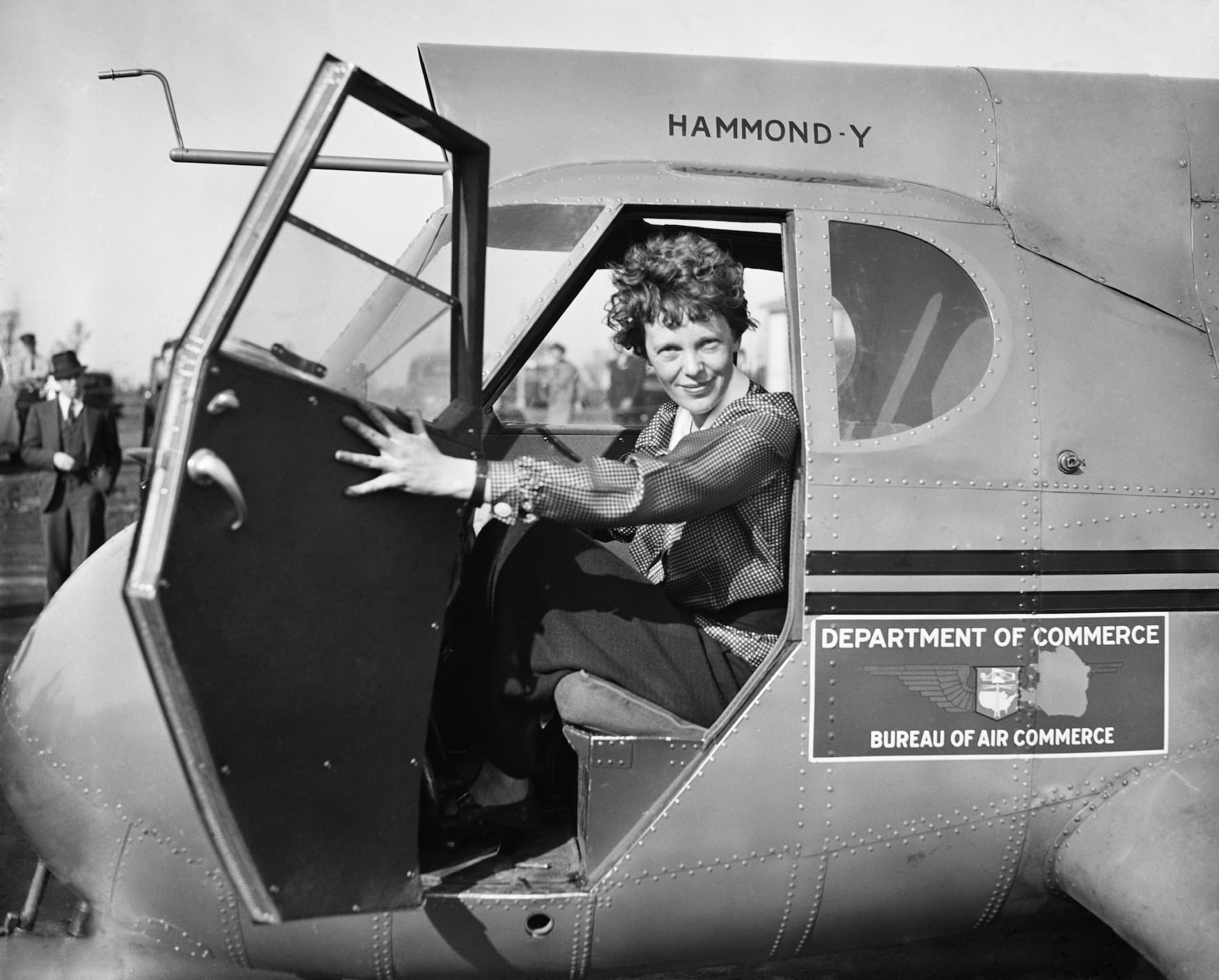 Abenteurerinnen der Geschichte: Amelia Earhart in einem Flugzeug