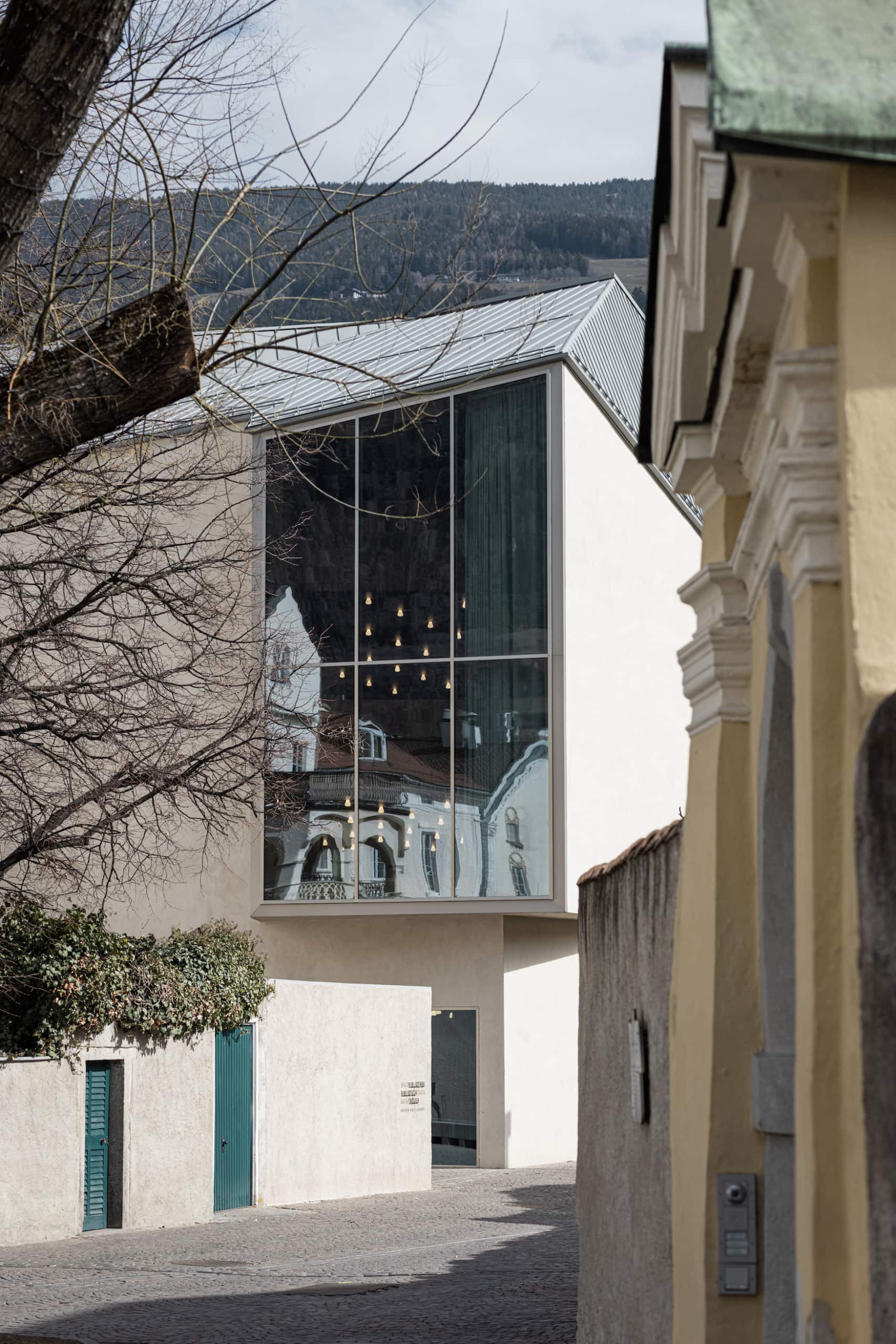 Architektur in Brixen: Fassade der Stadtbibliothek