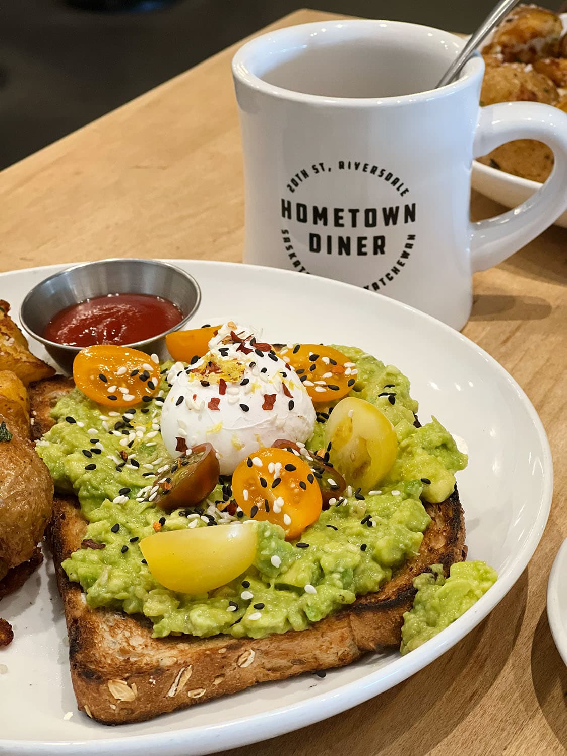Avocadotoast im Hometown Diner in Saskatoon.