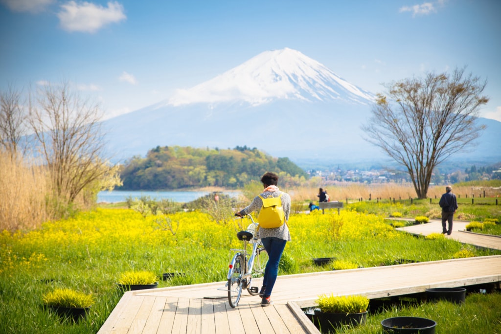 Fahrradfahrer vor dem Mount Fuji