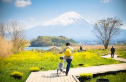 Fahrradfahrer vor dem Mount Fuji